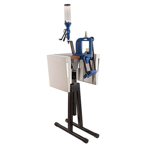 Frankford Arsenal® Platinum Series Reloading Stand to idealne rozwiązanie dla osób z ograniczoną przestrzenią. Składany stół i rama, trwałe drewno oraz boczne półki na narzędzia.
