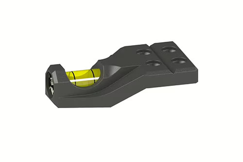 Adapter do Uniwersalnego Interfejsu ERATAC z poziomicą zapewnia precyzyjne wyrównanie broni, łatwą konfigurację oraz możliwość montażu po obu stronach.