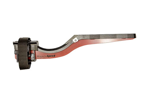 Czujnik MagnetoSpeed V3 z paskiem jest kompatybilny ze wszystkimi wyświetlaczami, pasuje do luf o średnicy 1.27-5.08 cm i tłumików do 8.89 cm.