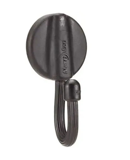 Nite Ize 2" Gear Tie Mountable to wszechstronny uchwyt, który mocuje się do gładkich powierzchni, idealny do użytku wewnętrznego i zewnętrznego.