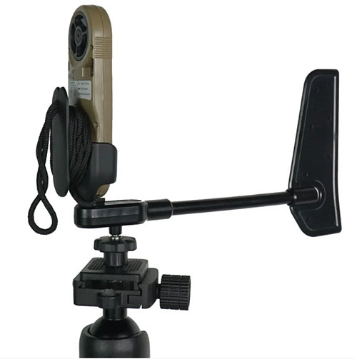 Uchwyt Kestrel Basic Series stabilnie mocuje miernik Kestrel 2700 na statywie, umożliwiając precyzyjny pomiar prędkości i kierunku wiatru.
