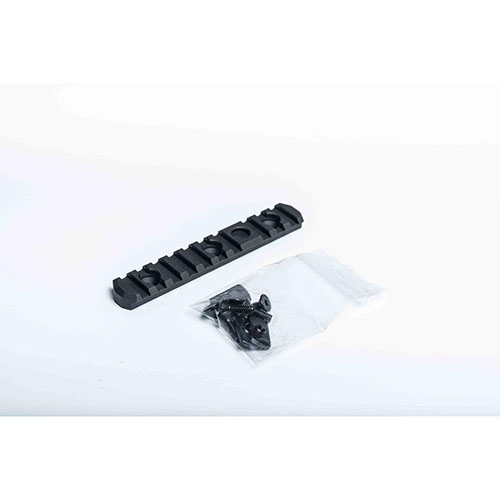 Szyny Picatinny MDT, wykonane z aluminium 6061-T6, zapewniają solidne mocowanie akcesoriów do broni, z integralnym uchwytem QD i różnymi długościami.