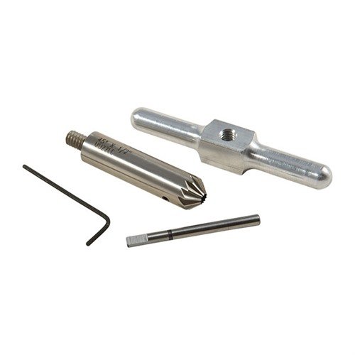 Narzędzie do chamferowania 45° wygładza krawędzie lufy i komór bębenka, co przyspiesza ładowanie rewolwerów; zestaw zawiera cutter, uchwyt i pilot.