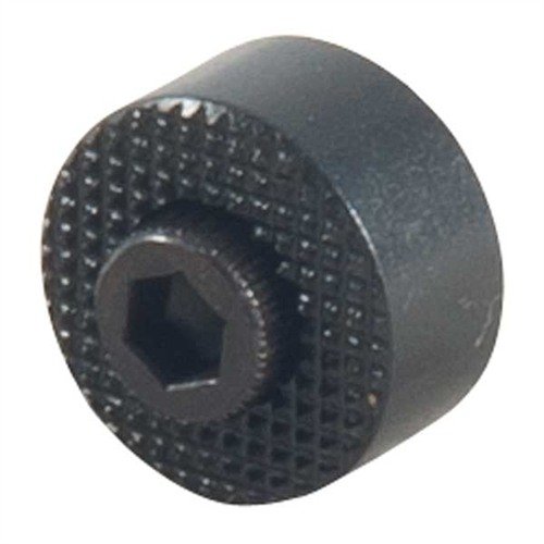 Przycisk zwalniania magazynka 1911 o wydłużonej konstrukcji z 40 lpi checkeringiem zapewnia pewny chwyt i szybszą wymianę magazynków bez zmiany uchwytu.