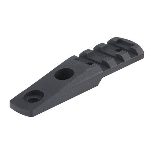 M-LOK Cantilever Rail/Light Mount od MAGPUL umożliwia łatwe mocowanie akcesoriów Picatinny, poprawiając ergonomię i obniżając profil broni.