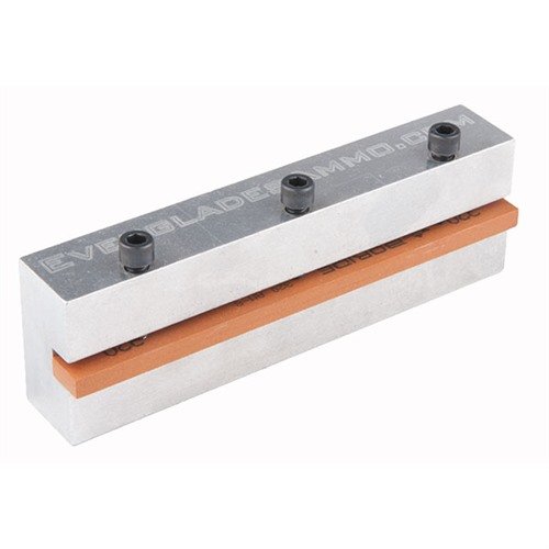 Narzędzie 1911 FRAME RAIL STONING TOOL od EVERGLADES AMMO umożliwia precyzyjne szlifowanie szyn ramy 1911/2011, zapewniając idealne wymiary dzięki uchwytowi prostopadłemu.