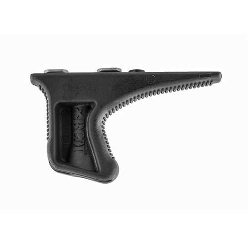 Kinesthetic Angled Grip (KAG) zapewnia ergonomiczną obsługę broni, zmniejsza obciążenie stawów oraz poprawia efektywność manipulacji i przejść między celami.