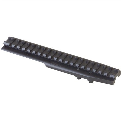 Zamień osłonę rękojeści swojego M1 Carbine na solidny montaż ULTIMAK, który zapewnia stabilność, szerokie pole widzenia i możliwość montażu różnych celowników.