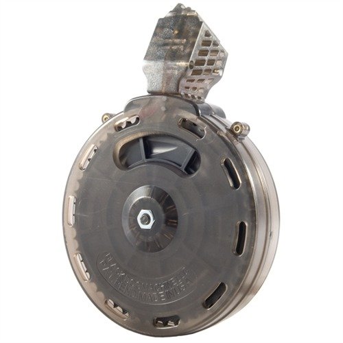 Magazynek BLACK DOG MACHINE 50RD do Ruger 10/22 pozwala na strzelanie 50 nabojami .22 LR bez potrzeby częstego przeładowania, zapewniając niezawodność i łatwość użytkowania.