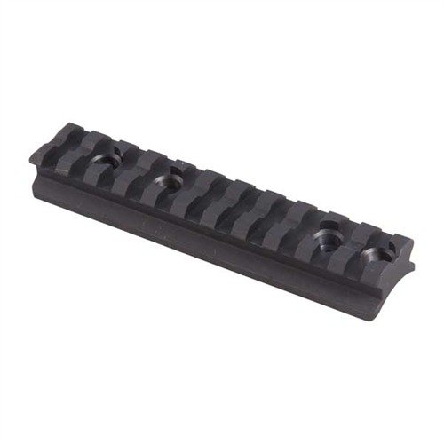 Jednoczęściowa szyna Picatinny MIL-STD 1913 umożliwia montaż optyki i celowników na strzelbach Mossberg, Remington i Benelli, zapewniając mocne i estetyczne połączenie.