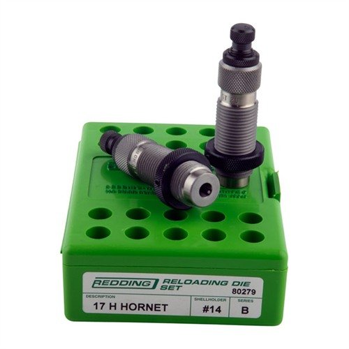 Zestaw Redding FL Die Set 17 H Hornet zawiera pełnowymiarową (FL) matrycę do sizingu oraz standardową matrycę do osadzania, zapewniając precyzyjne i efektywne ładowanie amunicji.