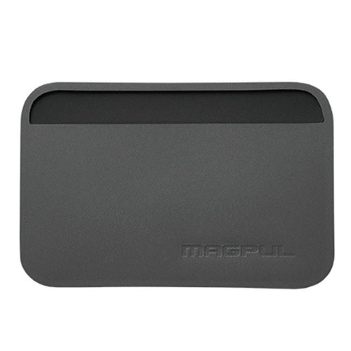 Portfel DAKA Essential od Magpul to wytrzymały, kompaktowy portfel, który pomieści 3-7 kart, zapewniając łatwy dostęp i wygodę w codziennym użytkowaniu.