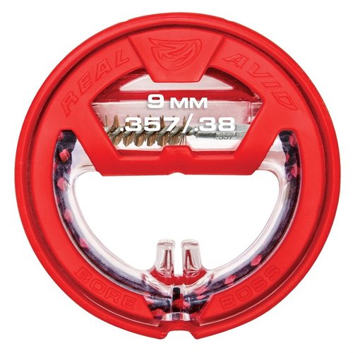 Zestaw BORE BOSS Handgun Kit zapewnia szybkie i skuteczne czyszczenie pistoletów dzięki innowacyjnemu kablowi z szczotką i mopem, idealny do przenoszenia.