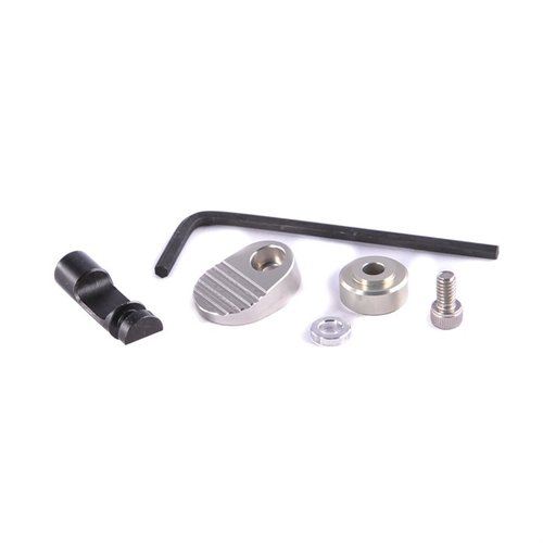 Tandemkross Titan Extended Magazine Release do Ruger® Mark IV™ 22/45™ ułatwia szybko i pewnie wymianę magazynka, idealny dla młodszych strzelców oraz osób z małymi dłońmi.