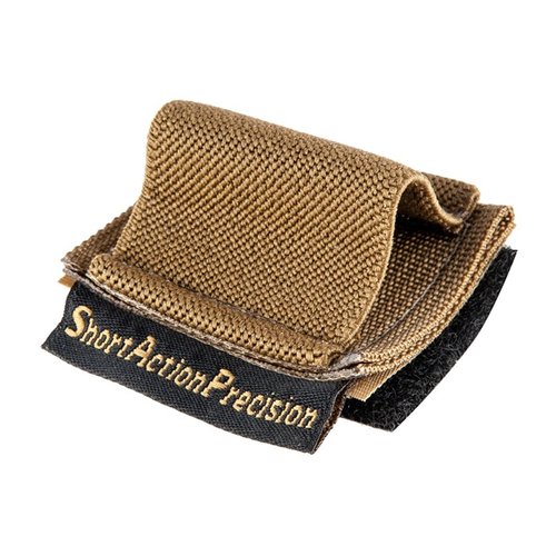 .22 Magazine Holder od Short Action Precision zapewnia szybki dostęp do dodatkowego magazynka, mocowany na rzepie przy wylocie, idealny dla strzelców.