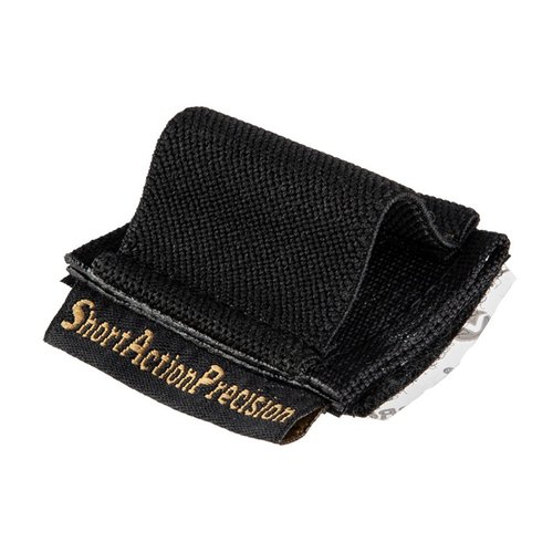 Ułatw sobie dostęp do zapasowego magazynka .22 dzięki uchwytowi Short Action Precision, który mocuje się na rzepie obok portu wyrzutnika.