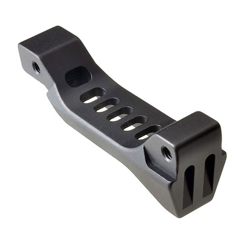 FANG BILLET ALUMINUM TRIGGER GUARD łączy styl z funkcjonalnością, oferując lepsze prowadzenie magazynka i wyróżniając Twoją broń na tle konkurencji.