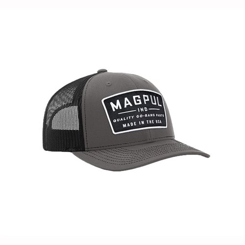Trucker hat Magpul GO BANG łączy komfort i trwałość dzięki sześciopanelowej konstrukcji, siateczkowemu tyłowi oraz regulowanemu zapięciu snap back.