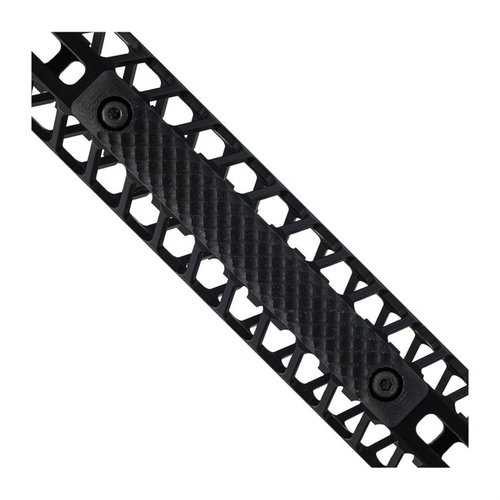 Panele M-LOK 3-slot Operator Pattern od VZ GRIPS oferują doskonałą przyczepność dzięki teksturze cross-cut, idealne do montażu w 3 slotach M-LOK.