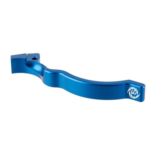 Wydłużony zwalniacz magazynka 10/22® zapewnia szybkie i łatwe zwolnienie, nawet w rękawicach, dzięki ergonomicznemu kształtowi i trwałej konstrukcji z aluminium.