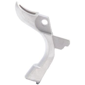 Beavertail Grip Safety obniża pistolet w dłoni, co zmniejsza odczuwalny odrzut i poprawia komfort strzelania, a podniesiona powierzchnia zapewnia lepsze działanie bezpieczeństwa.