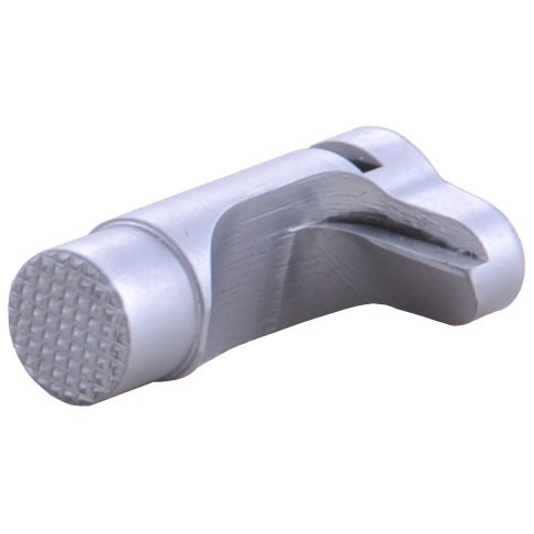 Wydłużony przycisk i zmodyfikowana geometria zapewniają szybkie zmiany magazynków oraz pewne ich trzymanie, co zmniejsza ryzyko awarii zasilania.