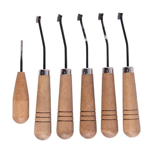 Zestaw CAMP PERRY CHECKERING od GUNLINE umożliwia łatwe wykonanie wzorów w drewnie, zawiera 6 narzędzi oraz akcesoria zapewniające sukces w każdej pracy.