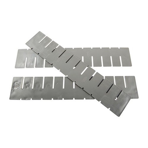 Przezroczyste pokrywy do Poly Bench Boxes chronią zawartość, a szare przegrody w zestawach 3-sztukowych umożliwiają segregację przedmiotów.