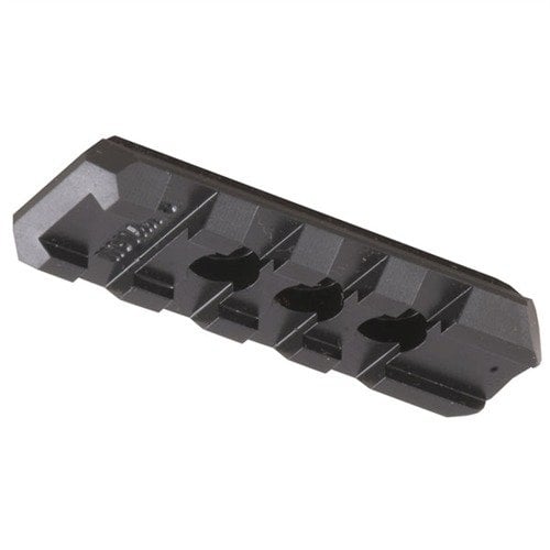 Niski montaż akcesoriów zapewnia pewne mocowanie świateł taktycznych i laserów, z łatwym dostępem do sterowania, kompatybilny z MIL-STD 1913.