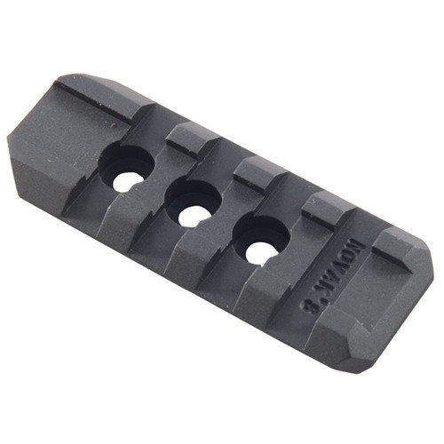 Niski montaż akcesoriów 1911 TACTICAL LIGHT RAIL zapewnia pewne mocowanie świateł i laserów, blisko osi lufy, idealne do precyzyjnego celowania.