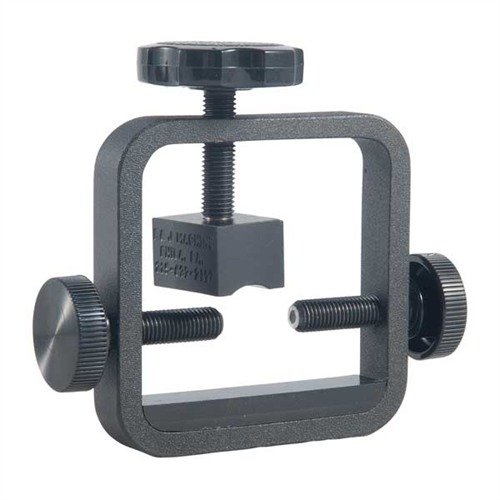 HOLD DOWN CLAMP zapobiega skręcaniu się suwaka w ramie P500, zapewniając pewne mocowanie podczas pracy z trudnymi do usunięcia przyrządami celowniczymi.