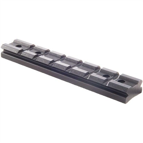 Uniwersalny montaż RUGER® 10/22® umożliwia szybkie mocowanie celowników i lunet, wykonany z aluminium T6061 z czarnym wykończeniem, pasuje do fabrycznych odbiorników.