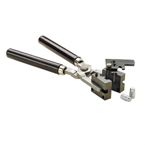 Solidne stalowe ramy z długimi, wysokiej jakości drewnianymi uchwytami zapewniają komfort podczas odlewania kul. Pasują do wszystkich form RCBS.