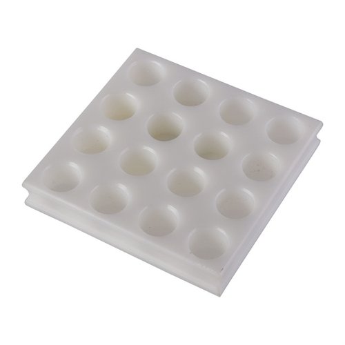 Blok ładunkowy SINCLAIR na 25 nabojów wykonany z białego polietylenu, łatwy do czyszczenia, z wyżłobieniami dla pewnego chwytu i głębszymi otworami.