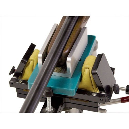 Adapter FOREND BENCHREST przekształca niemal każdą kolbę w kolbę benchrest bez modyfikacji, z regulowanymi bocznymi płytkami i ochroną z korka.