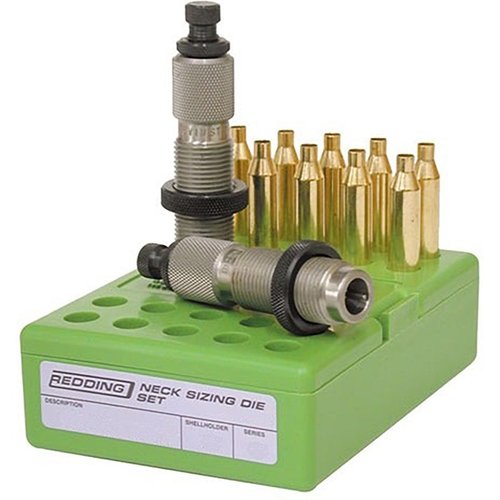 Zestaw Redding Neck Sizing Die zawiera dwa die, w tym die do kalibracji z systemem odwadniającym i die do osadzania z prowadnicą pocisku i pierścieniem crimp.