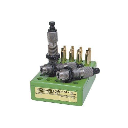 Zestaw Redding Deluxe 3-die zawiera die do pełnego wymiaru, die do osadzania i die do wymiarowania szyjki, gwarantując precyzyjne dopasowanie amunicji.