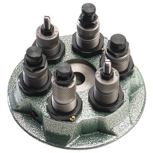 Prasa TURRET PRESS RCBS umożliwia ładowanie amunicji w trybie pojedynczym lub progresywnym, z wydajnością do 200 nabojów na godzinę, gwarantując jakość i łatwość obsługi.