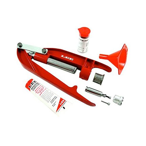 Zestaw LEE Breech Lock Hand Press to przenośna prasa do reloading, idealna do użycia w mieszkaniu lub na strzelnicy, z akcesoriami w komplecie.