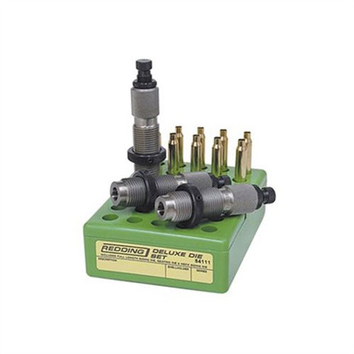 Zestaw Redding Deluxe 3-die do kal. 6.5-300 Weatherby Magnum zawiera wysokiej jakości die, które zapewniają precyzyjne dopasowanie amunicji i długotrwałą wydajność.