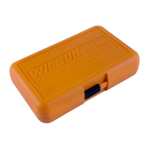 Kompletny zestaw L.E. Wilson do ładowania z die bushing, w tym die do resizingu, die do osadzania oraz wskaźnik długości łuski, zapewniający precyzyjne ładowanie amunicji.