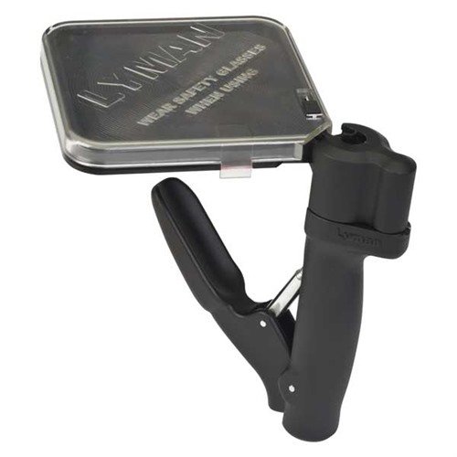 Lyman E-ZEE Prime Hand Priming Tool umożliwia ręczne osadzanie primerów z ergonomiczną rączką, dwoma tacami i systemem zapobiegającym wylaniu.