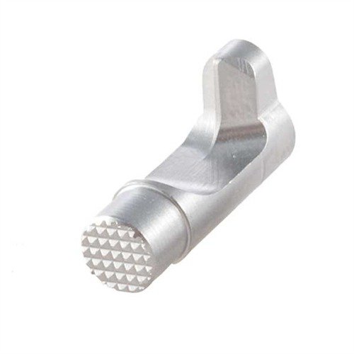 Rozszerzony przycisk zwalniania magazynka 1911 BULLET PROOF® zapewnia szybkie zmiany magazynków dzięki głęboko żłobionej powierzchni i precyzyjnemu dopasowaniu.